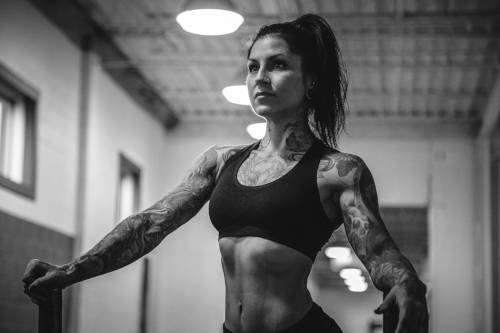 Jeune femme faisant un exercice de crossfit