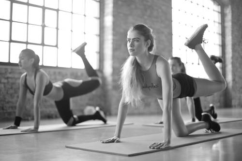 jeunes femmes en cours de fitness