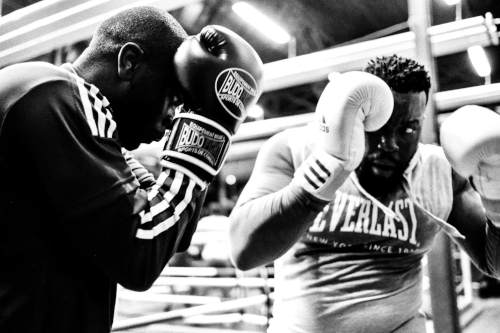 Deux hommes noirs de peau en combat de boxe